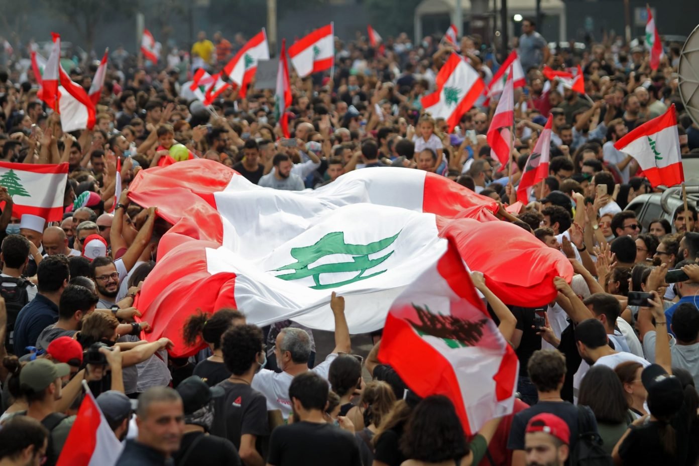 الصورة متظاهرين في بيروت يطالبون بانسحاب إيران من لبنان بحلول عام 2022