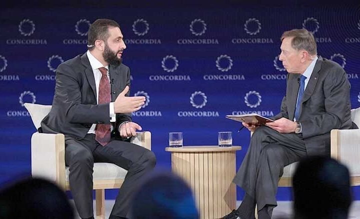 "كيف انتقلتم من تنظيم القاعدة إلى هذا الموقع القيادي؟" كان أقرب إلى إقرار بالمفارقة التاريخية منه إلى استفسار عابر. وجاء جواب الشرع: "من خاض الحرب يعرف قيمة السلام أكثر من غيره..." ليكثّف فلسفة التحول التي تبنّاها: أن السلام ليس خيارًا نظريًا بل خلاصة تجربة قاسية مع الحرب.