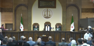 خلال سنوات الثورة، بدا العنف داخل الأجهزة الأمنية جزءًا من منظومة إدارية متكاملة تقوم على: اعتقال، تحقيق، تعذيب، تقارير وفاة مزورة، دفن جماعي، وإخفاء قسري، ضمن تسلسل مؤسساتي منظم يجعل الجريمة تبدو كأنها إجراء طبيعي.