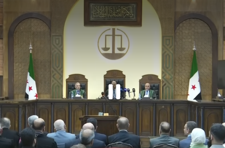 خلال سنوات الثورة، بدا العنف داخل الأجهزة الأمنية جزءًا من منظومة إدارية متكاملة تقوم على: اعتقال، تحقيق، تعذيب، تقارير وفاة مزورة، دفن جماعي، وإخفاء قسري، ضمن تسلسل مؤسساتي منظم يجعل الجريمة تبدو كأنها إجراء طبيعي.